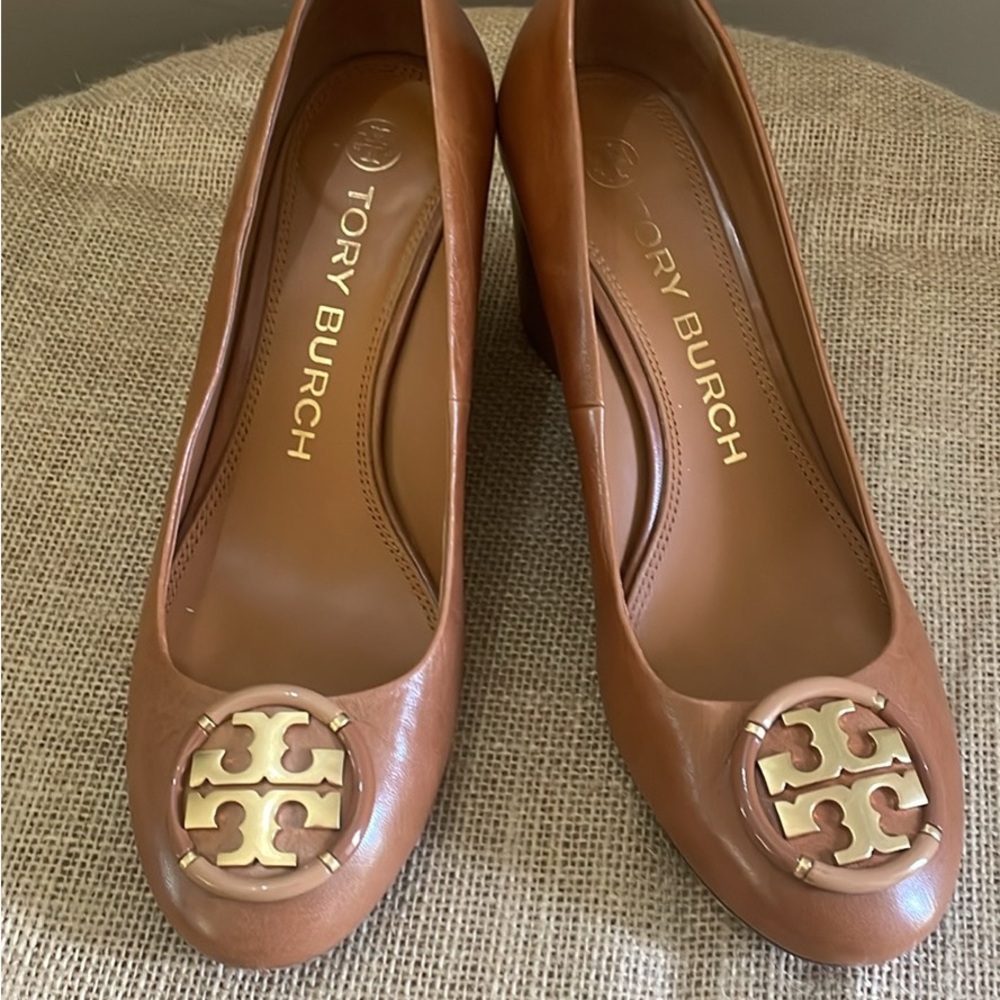 Tory Burch Tan Leather Heels with Iconic Medallion